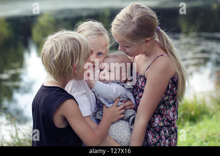 La grande famiglia. Ritratto di felice carino grandi e piccole sorelle e briga Foto Stock