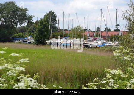 Rimessaggio barche del cantiere Tidemill vicino porto per yacht, Woodbridge, Suffolk, East Anglia, England, Regno Unito Foto Stock