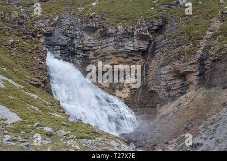 Equiseto cascata nel Parco Nazionale di Ordesa y Monte Perdido, Aragón, Huesca, Spagna. Foto Stock