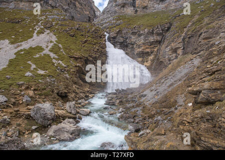 Equiseto cascata nel Parco Nazionale di Ordesa y Monte Perdido, Aragón, Huesca, Spagna. Foto Stock