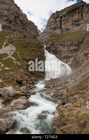 Equiseto cascata nel Parco Nazionale di Ordesa y Monte Perdido, Aragón, Huesca, Spagna. Foto Stock