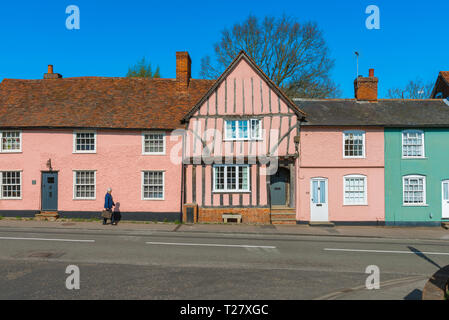 Suffolk rosa, vista in estate di edifici storici a Lavenham High Street dipinte di un caratteristico colore rosa tipico dei vecchi edifici di Suffolk, Regno Unito. Foto Stock