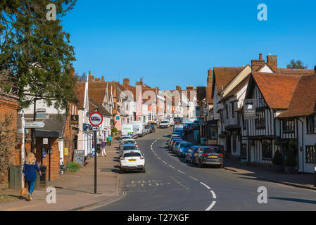 Lavenham Suffolk, vista in estate di edifici tradizionali e negozi che fiancheggiano entrambi i lati della High Street a Lavenham, Suffolk, Inghilterra, Regno Unito. Foto Stock