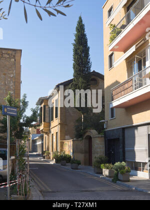 Allontanarsi dalla principale arteria turistica Ledra Street a Nicosia Cipro dà turisti viste interessanti edifici e strade strette Foto Stock