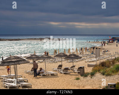 Spiaggia di Nissi in Ayia Napa sull'isola di Cipro, tra i preferiti dai turisti, autunno nuvole temporalesche raccolta sul mare Foto Stock