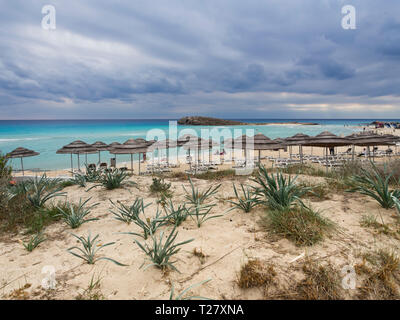 Spiaggia di Nissi in Ayia Napa sull'isola di Cipro, tra i preferiti dai turisti, autunno nuvole temporalesche raccolta sul mare Foto Stock