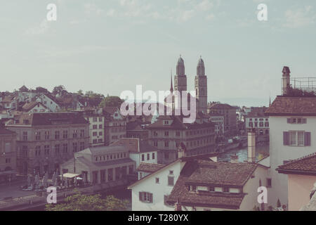 Vista aerea del centro storico di Zurigo centro città con la famosa chiesa di Grossmunster e fiume Limmat da Lindenhof park, Zurigo, Svizzera. Paesaggio estivo Foto Stock