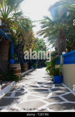 Vicolo stretto attraverso il palm bay di Sissi sul mediterraneo isola di Creta in Grecia Foto Stock