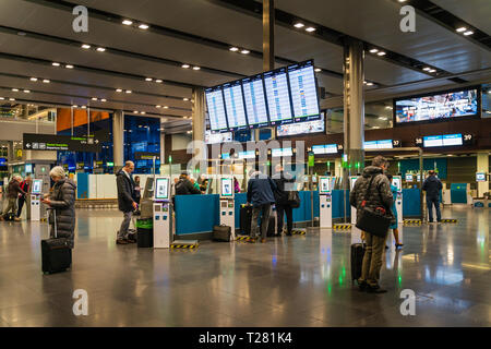 Dublino, Irlanda Marzo 2019 Dublin Airport Terminal 2, le persone sono il check in per i loro voli, informazioni per la partenza e la nuova self-service check in p Foto Stock