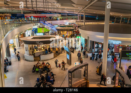 Dublino, Irlanda Marzo 2019 Dublin Airport Terminal 2, persone corrono per i loro voli, duty free shopping area, vista dall'alto Foto Stock