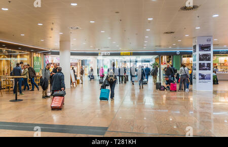 Bruxelles, Belgio, 28 marzo 2019 l'aeroporto di Bruxelles, le persone sono il check in per i loro voli, il traffico aereo all'aeroporto di Bruxelles fortemente perturbato a causa t Foto Stock