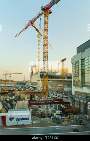 Bruxelles, Belgio, marzo 2019 l'aeroporto di Bruxelles, area di costruzione per airport estensione, gru e macchinari pesanti durante il funzionamento Foto Stock