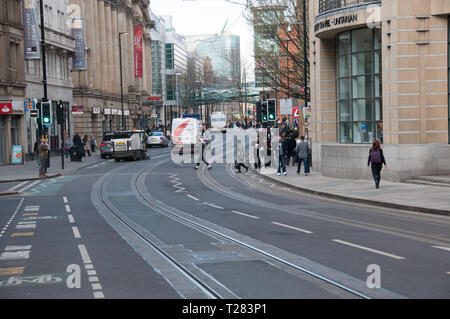 Intorno al Regno Unito - Una giornata di primavera su Cross Street a Manchester, Regno Unito Foto Stock