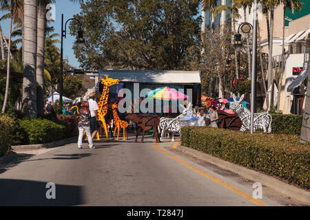 Naples, Florida, Stati Uniti d'America - 23 Marzo 2019: statue di animali presso l'entrata del quarantesimo Annuale Nazionale di Napoli Art Festival sulla Quinta Strada. Solo editoriale. Foto Stock