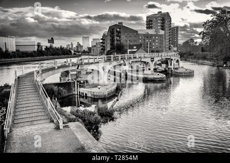 Serrature di prua, un set di bi-direzionale blocca a Bromley-da-Bow e Sud Bromley nel London Borough of Tower Hamlets, London, Regno Unito Foto Stock