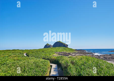 Bellissima scenic di offshore isole Sanxiantai con un lungo sentiero attraverso le colline della costa est della città Chenggong, Taitung, Taiwan. Foto Stock