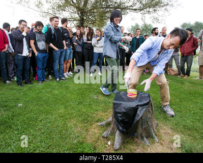 LINKÖPING 2015-08-31 studenti di scambio in corrispondenza dell'Università di Linköping (LIU) sono stati invitati a surstrming. Surströmming, Svedese per le "aringa') è uno strato debolmente-salati fermentati del Mar Baltico di aringa. Foto Jeppe Gustafsson Foto Stock