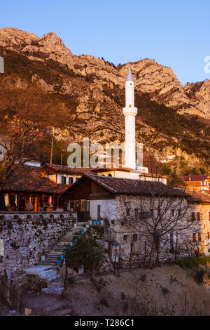 Kruja, provincia di Durazzo, Albania : Il minareto del Ottoman Merat Beut moschea, costruita nel 1533, solleva sopra i tetti del xvii secolo Vecchio Bazar lo Foto Stock