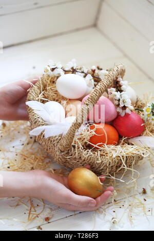 I bambini hanno le mani tenendo un dipinto di uovo. Pasqua Foto Stock