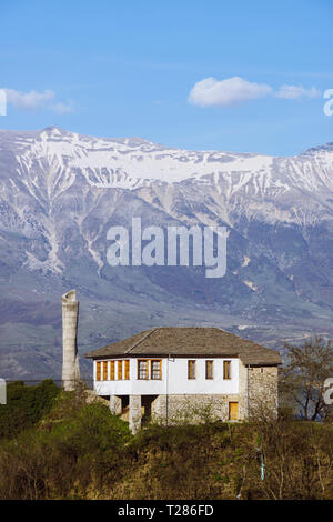 Argirocastro, Albania : la costruzione della prima scuola albanese inaugurato nel 1908 e obelisco che simboleggiano l'istruzione in Albania dal sotto il Ottoman o Foto Stock