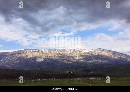 Argirocastro, Albania : Mali i Gjere montagne come visto dal castello di Argirocastro. Foto Stock