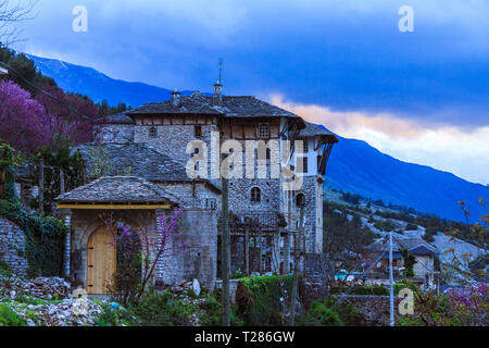 Argirocastro, Albania : Vista al tramonto di una tradizionale casa signorile ottomana del caratteristico centro storico di Argirocastro. Centri storici di Berat Foto Stock