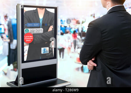 Intelligent Digital Signage , Augmented Reality marketing e il riconoscimento del volto del concetto. Smart glass interattiva di intelligenza artificiale Spot digitale Foto Stock