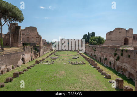 Roma, Italia - 20 Giugno 2018: vista panoramica del Circo Massimo (Circo Massimo) è un antico romano la corsa delle bighe Stadium e di intrattenimento di massa ve Foto Stock