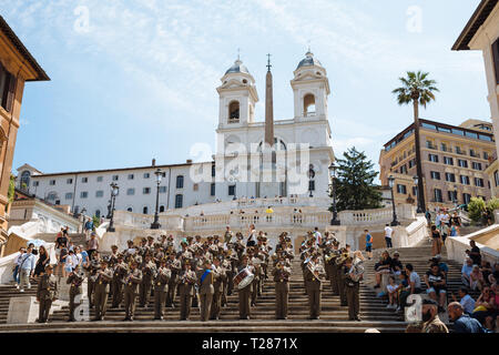 Roma, Italia - 21 Giugno 2018: vista panoramica della Scalinata di Piazza di Spagna a Roma. L'orchestra suona sulle fasi di riposo di persone nelle vicinanze Foto Stock