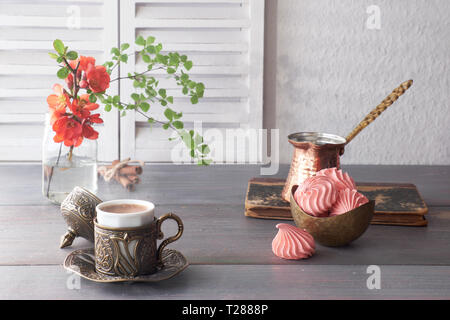 Caffè orientale cotte nel tradizionale turca copper POT del caffè e servito in una tazza di corrispondenza Foto Stock