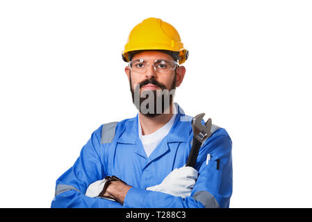 Riparazione, costruzione, creazione, le persone e il concetto di manutenzione- uomo, un lavoratore in un casco giallo e trasparente gli occhiali di sicurezza e uniforme blu holding Foto Stock