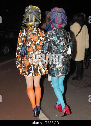 Milano; Italia 13 Gennaio 2019: Aya e Ami Amiaya street style abiti prima di Prada fashion show, durante Milano della settimana della Moda Uomo Autunno/Inverno 2019/2020 Foto Stock