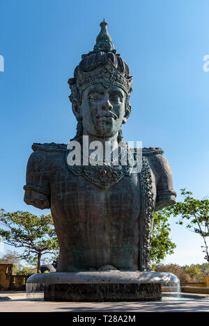 La GWK, Bali / Indonesia - 10/30/2018 persone ammirando il dio Wisnu equitazione Il Garuda a (GWK) Garuda Wisnu Kencana Parco Culturale - Bali Foto Stock