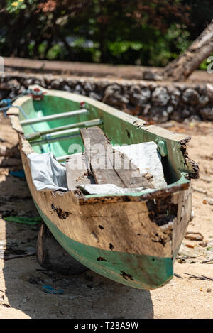 Abbandonate abbandonate canoa Balinese lasciati a marcire al sole Foto Stock