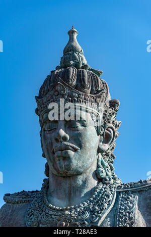 La GWK, Bali / Indonesia - 10/30/2018 persone ammirando il dio Wisnu equitazione Il Garuda a (GWK) Garuda Wisnu Kencana Parco Culturale - Bali Foto Stock