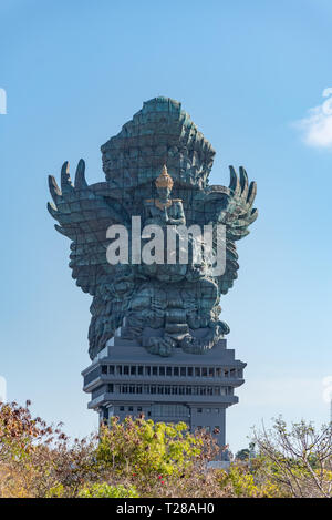 La GWK, Bali / Indonesia - 10/30/2018 persone ammirando il dio Wisnu equitazione Il Garuda a (GWK) Garuda Wisnu Kencana Parco Culturale - Bali Foto Stock