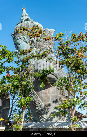 La GWK, Bali / Indonesia - 10/30/2018 persone ammirando il dio Wisnu equitazione Il Garuda a (GWK) Garuda Wisnu Kencana Parco Culturale - Bali Foto Stock