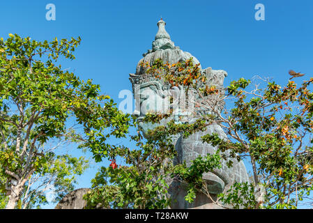 La GWK, Bali / Indonesia - 10/30/2018 persone ammirando il dio Wisnu equitazione Il Garuda a (GWK) Garuda Wisnu Kencana Parco Culturale - Bali Foto Stock