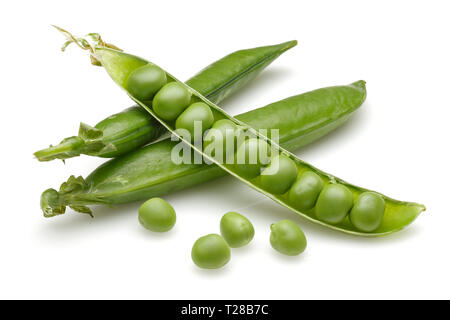 Fresco verde pisello isolati su sfondo bianco Foto Stock