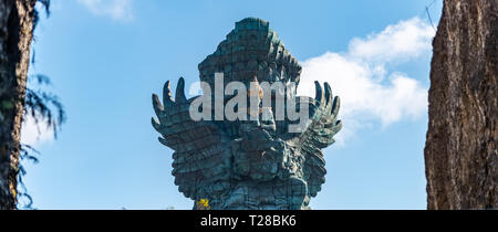 La GWK, Bali / Indonesia - 10/30/2018 persone ammirando il dio Wisnu equitazione Il Garuda a (GWK) Garuda Wisnu Kencana Parco Culturale - Bali Foto Stock