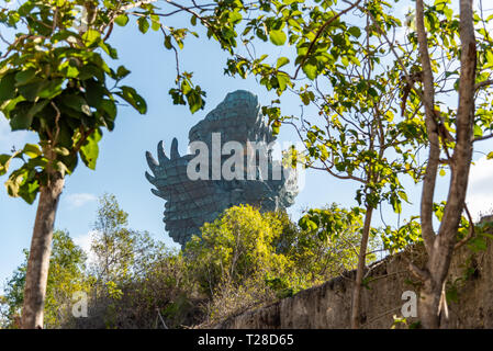 La GWK, Bali / Indonesia - 10/30/2018 persone ammirando il dio Wisnu equitazione Il Garuda a (GWK) Garuda Wisnu Kencana Parco Culturale - Bali Foto Stock