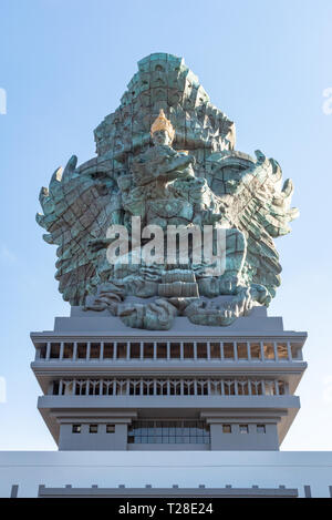 La GWK, Bali / Indonesia - 10/30/2018 persone ammirando il dio Wisnu equitazione Il Garuda a (GWK) Garuda Wisnu Kencana Parco Culturale - Bali Foto Stock