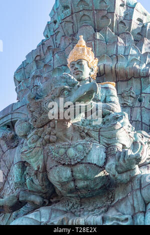 La GWK, Bali / Indonesia - 10/30/2018 persone ammirando il dio Wisnu equitazione Il Garuda a (GWK) Garuda Wisnu Kencana Parco Culturale - Bali Foto Stock