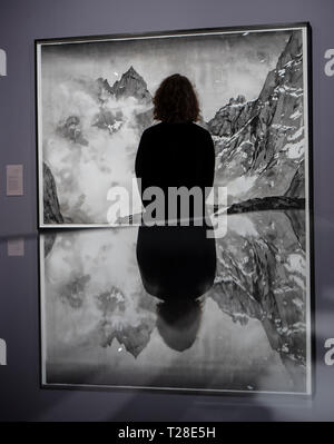 Assistente galleria Emma Woolfrey si è riflessa in una vetrina di fronte a un lavoro di artista Emma Stibbon, parte del Ruskin, Turner e la tempesta Cloud: acquerelli e disegni mostra che ha aperto questo weekend al York Galleria d'arte. Foto Stock