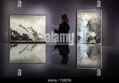 Assistente galleria Emma Woolfrey legge un programma espositivo come ella si è riflessa in una vetrina, nella parte anteriore di opere dell artista Emma Stibbon, parte del Ruskin, Turner e la tempesta Cloud: acquerelli e disegni mostra che ha aperto questo weekend al York Galleria d'arte. Foto Stock