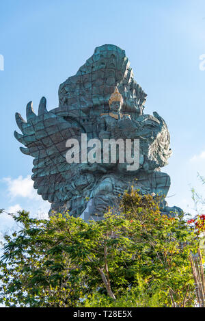 La GWK, Bali / Indonesia - 10/30/2018 persone ammirando il dio Wisnu equitazione Il Garuda a (GWK) Garuda Wisnu Kencana Parco Culturale - Bali Foto Stock