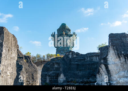 La GWK, Bali / Indonesia - 10/30/2018 persone ammirando il dio Wisnu equitazione Il Garuda a (GWK) Garuda Wisnu Kencana Parco Culturale - Bali Foto Stock