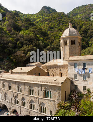 Vista di San Fruttuoso's abbey sul mar Ligure in Italia. Foto Stock