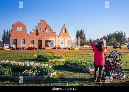 Clackamas County, Oregon - Marzo 31, 2019 : Scena di scarpa in legno Tulip Festival di Primavera Foto Stock