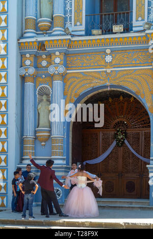 Una facciata del tempio di Santo Domingo de Guzman, Ocotlan de Morelos, Oaxaca, Messico Foto Stock